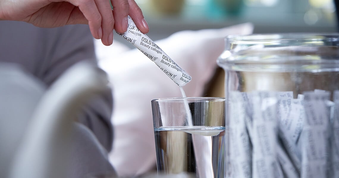 Frau nimmer ein Sachet The Solution aus deinem Glas Behälter