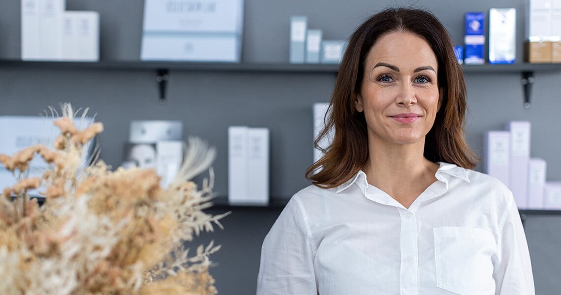 Michelle Ottendal schaut in Kamera