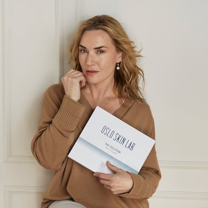 Kate Winslet hält The Solution Beauty Collagen